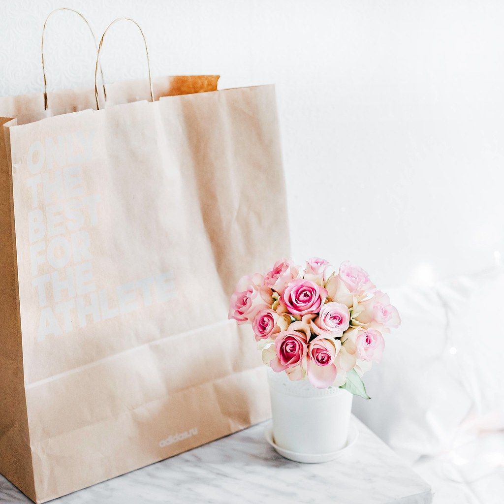 Buket mawar kecil dalam tas hadiah